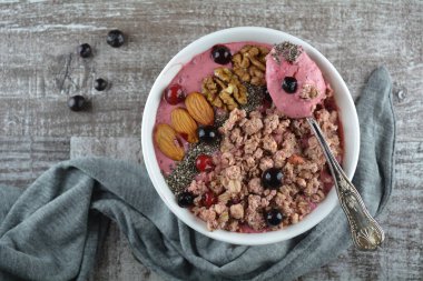 Mısır gevreği ve fındıklı lezzetli bir kahvaltı. 