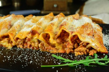 Cannelloni sosla doldurulmuş.