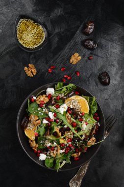 Cevizli ve zataar soslu ıspanak salatası 