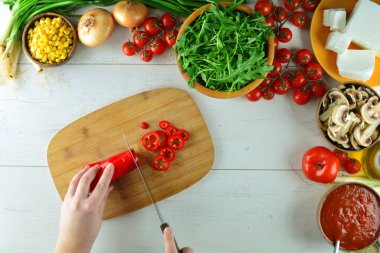 Lezzetli tam tahıllı salata pizza hazırlama yakın plan çekimi.