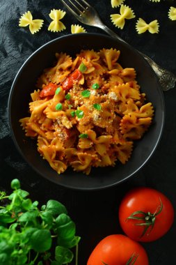  farfalle makarna, domates ve fesleğen.