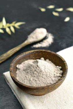 Masanın üzerinde psyllium kabuk tozu