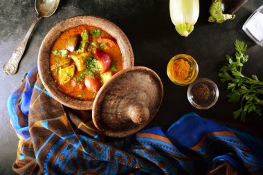 Lezzetli sambar hazırlıklarının yakın çekimi.