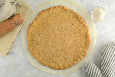 Lezzetli keto pizzasından yakın çekim.