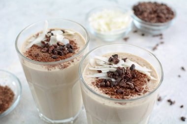 Lezzetli maca milkshake 'ini yakın.