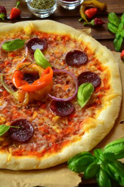 Masada taze pizza var. Kapatın.