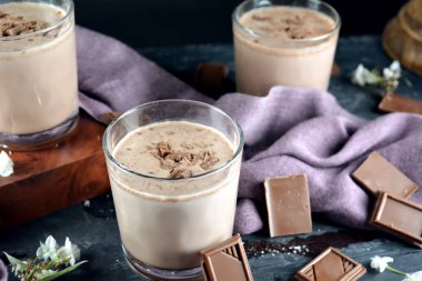 Gözlüklü lezzetli çikolatalı smoothie 'yi kapat.