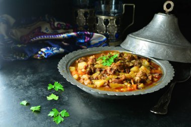 Doğu yahnisi masanın üstünde, yaklaşın.