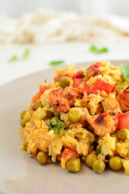 Sebzeli tavuk pilavı.