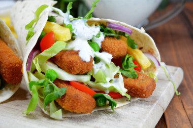 Balık kroket ve sebzeli pide.