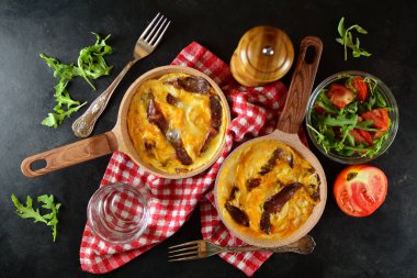 Lezzetli sahanda yumurta prosciutto yakın çekim