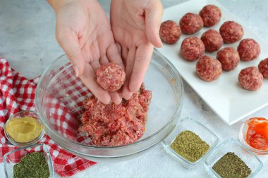 Köfteli keto kabaklı makarnanın yakın plan çekimi.