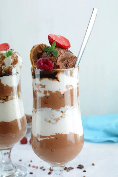 Eis Parfait Mit Keksen Und Früchten — Stockfoto