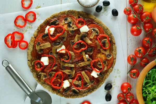 Pizza Fresca Fundo Preto Com Ingredientes — Fotografia de Stock