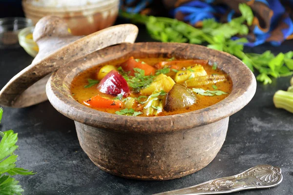 Lezzetli sambar hazırlıklarının yakın çekimi.