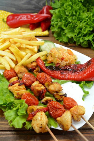 Chicken Kebaps Mit Gegrilltem Gemüse — Stockfoto