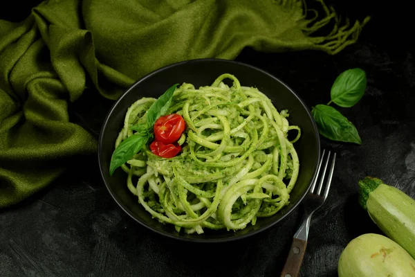 Keto Diyet Kabak Eriştesi Basil Pesto, Bitki ve Kiraz Domatesli