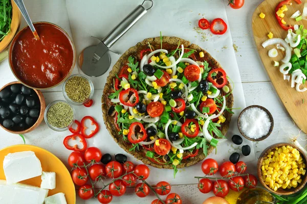 Verse Pizza Zwarte Achtergrond Met Ingrediënten — Stockfoto