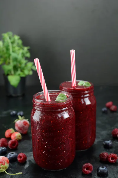 Közel Finom Bogyók Smoothie Szemüveg — Stock Fotó