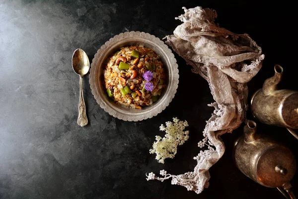 Lezzetli rava upma 'yı masaya yakın.