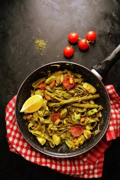 Vegan Spinazie Tagliatelle Met Avocado Asperges Amandelen Glutenvrije Vezelrijke Maaltijd — Stockfoto