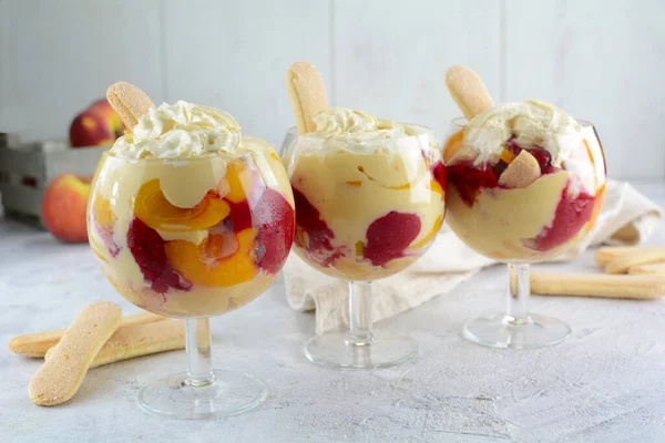 Yakın plan enfes şeftalili melba.