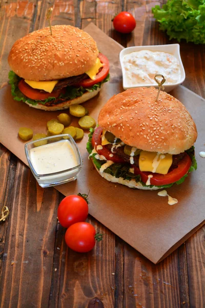 Délicieux Hamburgers Faits Maison Sur Table — Photo