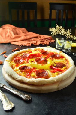 Siyah arka planda taze pizza.