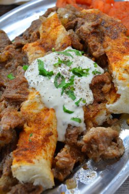 Tabaktaki Lezzetli Kebap 'ın kapağını kapat 