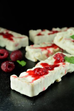 Lezzetli beyaz çikolatalı kızılcık protein barlarını kapatın. 