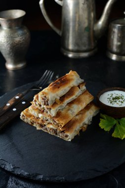 Lezzetli rulo hamur ve etin yakın plan çekimi.