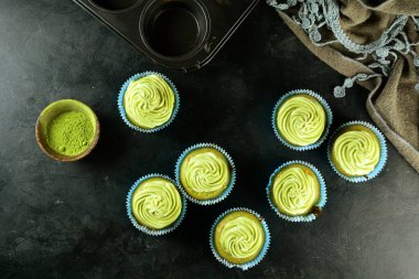 Lezzetli keklerin kapağını kapat.