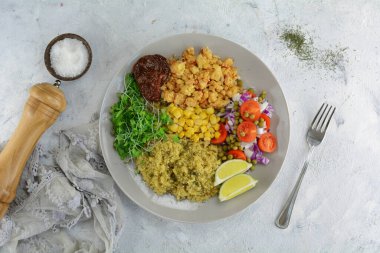 Quinoa ve sebzeli kızarmış hindi kıyması.