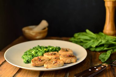 Dana madalyonu ve kızarmış ıspanak.