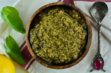 Ev yapımı yeşil fesleğen sosu