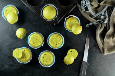 Lezzetli keklerin kapağını kapat.