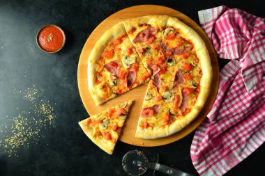 Siyah arka planda taze pizza.