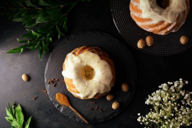 Beyaz Vanilya Cilalı Bayram Kekleri