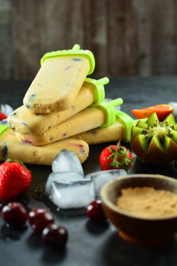 Lezzetli meyveli dondurmalar, yaklaşın.