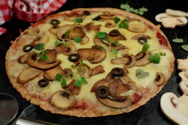 Lezzetli pizzanın yakın plan çekimi.