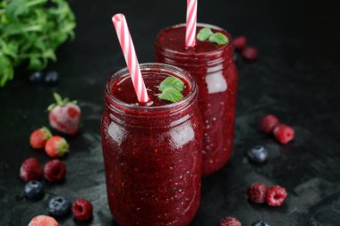 Lezzetli taze meyve püresinin kapağını kapat.