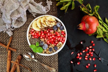 Mısır gevreği ve meyvelerle nefis bir kahvaltı.