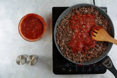 Yakın plan lezzetli keto karnabahar güveci.