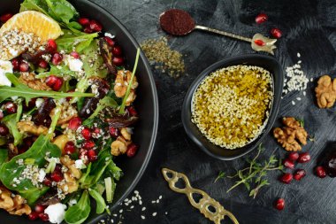 Cevizli ve zataar soslu ıspanak salatası 