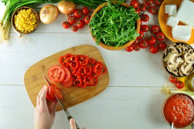 Lezzetli tam tahıllı salata pizza hazırlama yakın plan çekimi.