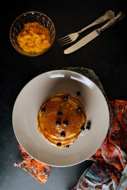 Yaban mersinli leziz gözlemelerden yakın çekim.