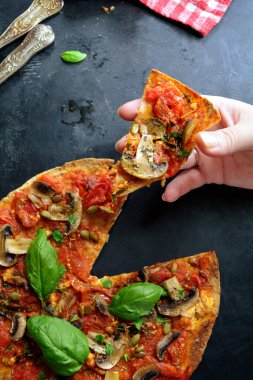 Vegan Düşük Karbonhidratlı Keto Tortilla Pizzası, bir dilim pizza.