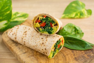 Çırpılmış yumurta ve sebzeli tofu paketleri.
