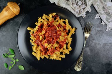 Domates soslu spagetti ve parmesan peyniri, üst görünüm, seçici odak