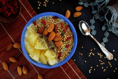 Mısır gevreği ve meyvelerle nefis bir kahvaltı.